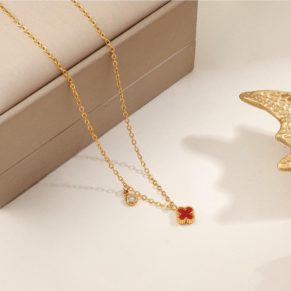 A Sophisticated and Elegant Four-leaf Clover Necklace Petite Charming Versatile and Stylish