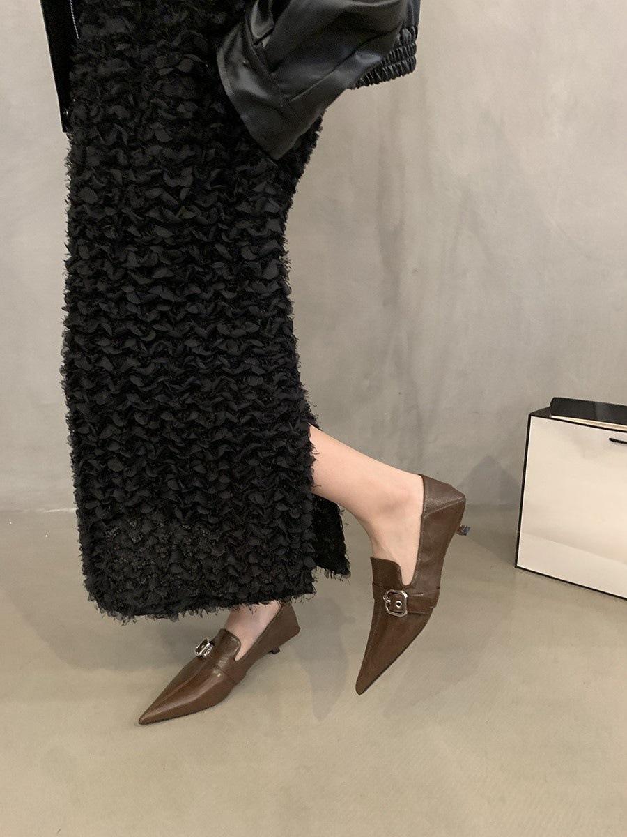 

Осень 2024 года, новые высококачественные туфли на низком каблуке с острым носком, женственные, из мягкой кожи, в стиле ретро, маленькие кожаные туфли для поездок на работу 40 темно-коричневого