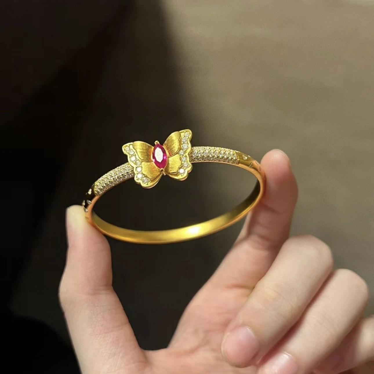 

The same sand gold filament inlaid with point diamonds butterfly bracelet in the gold store, women s imitation gold.