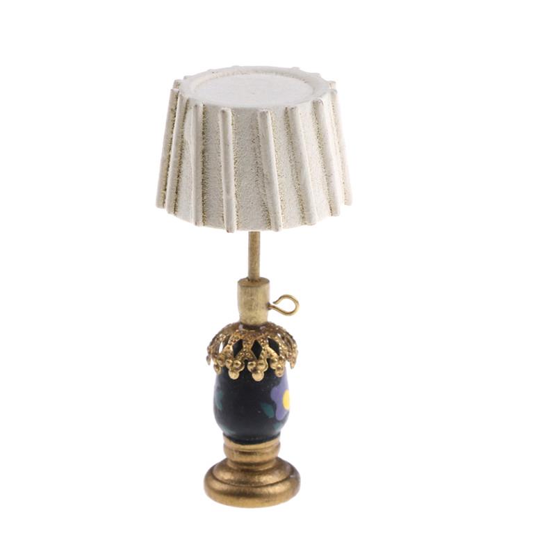 1:12 Maison de poupée Miniature Plastique Métal Rétro Lampe Lumière Alimentée par Pile Bouton Ornement Décorations de Noël