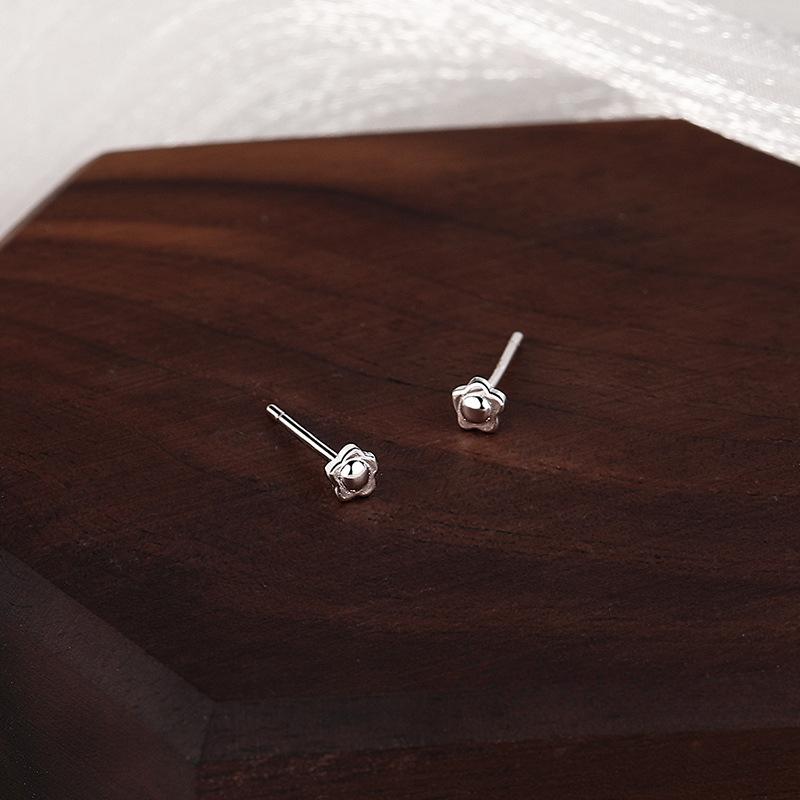 Mini Boucles d'Oreilles Fleur pour Femmes Exquises Luxe Léger Douces Étudiantes Piercing d'Oreille Nouvelles Décorations d'Oreille