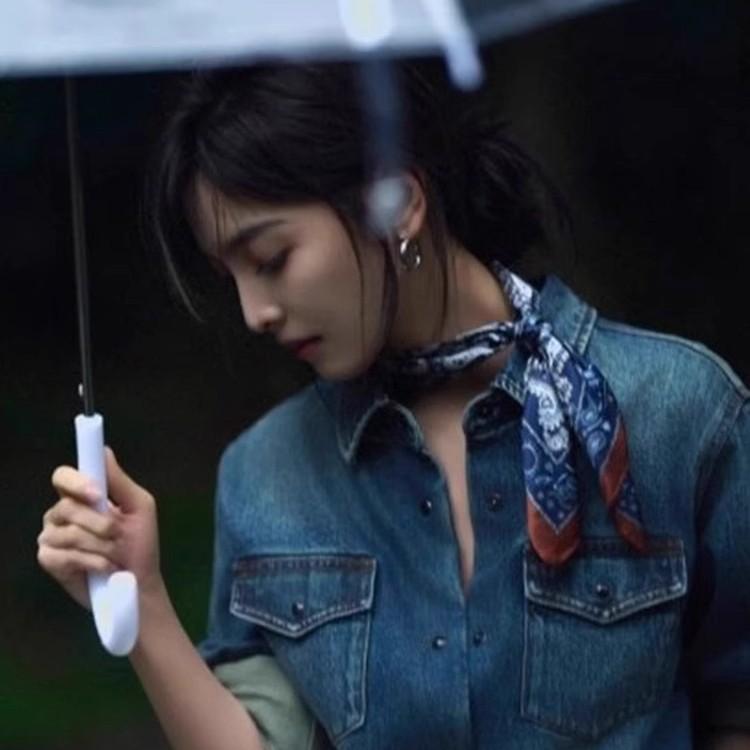 Zhang Ruonan Silk Scarf: Women's 2025 Spring/Summer Retro Neck Tie Accessory - High-End Small Square Neckerchief