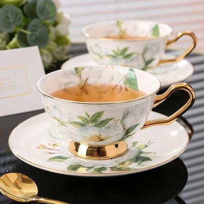 Teetasse und Untertasse Set aus Bone China im britischen Stil – Florale Keramik-Kaffeetasse mit goldenem Rand und Löffel