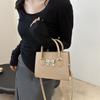 Sac pour femme portable design de niche nouvelle mode sac à bandoulière polyvalent simple sac messager de navette fourre-tout