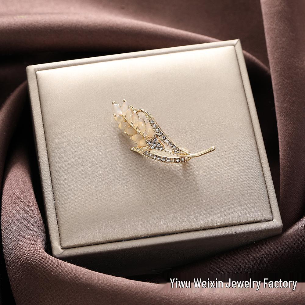 Elegant Multi-Pattern Light Luxury Brooch: High-End, Versatile Anti-Exposure Pin for Shirts