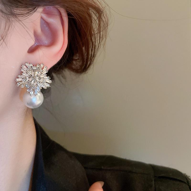 Earrings Stunning Pearl 2023 New Design Alloy Material Floral Style Shiny Diamond Pearl Earrings