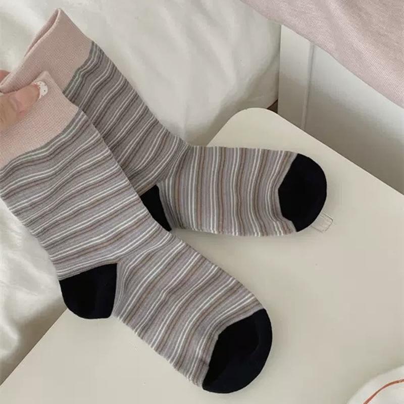 The Classic and Retro Striped Striped Striped Mid-calf Socks In Early Autumn Are Versatile and Can Be Paired In Different Colors