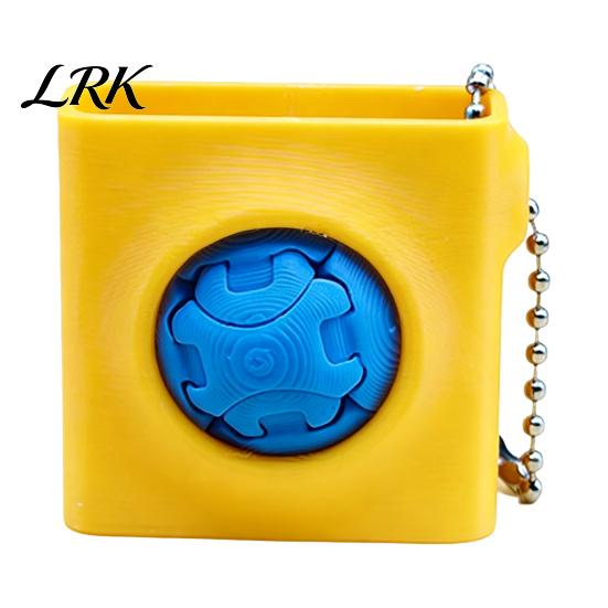 Smooth Touch Pendant Transformable Squeeze Ball, 3D Printed Portable Stress Toy, Small Calming Necklace Decompression Fidget Keychain for Adults, жёлтый