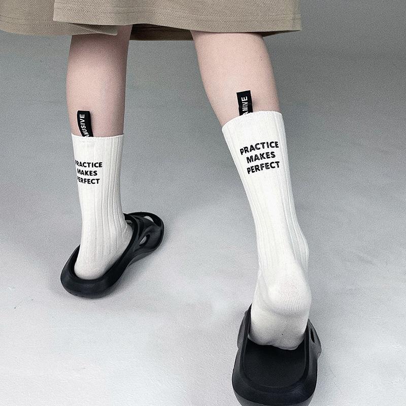 Trendige Marke Nischendesign Fersenetikett Buchstabensocken Paar Mittelschaftsocken Trendige Internet-Berühmtheit Sport Baumwollsocken