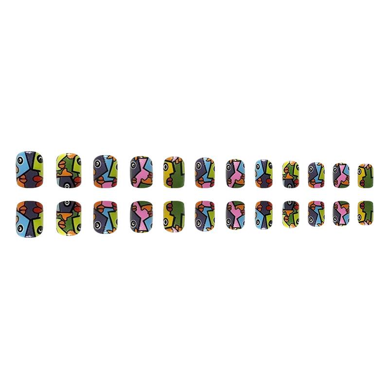 24 Stück Press On Nails mehrfarbige matte Textur kurze quadratische Lippen French Manicure modische tragbare fertige Nägel mit abnehmbaren Nagelstücken