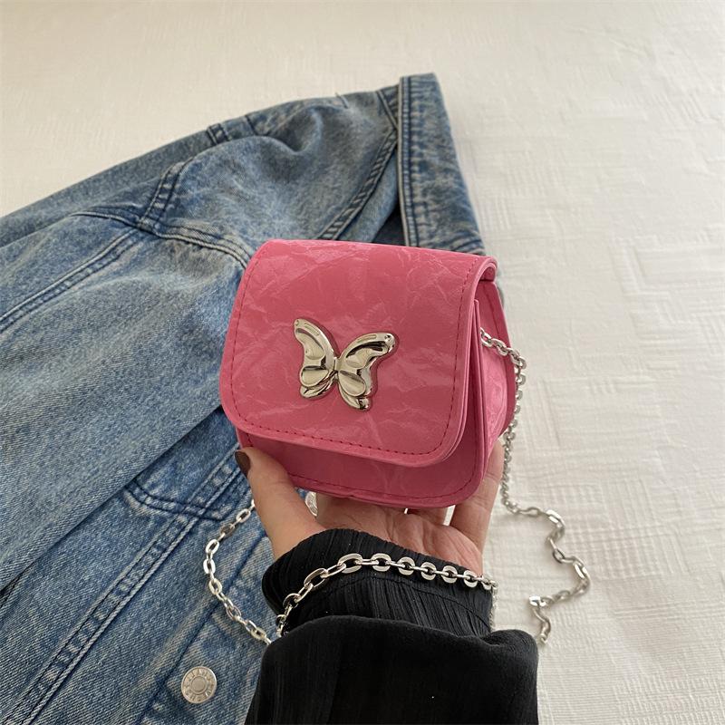 

Niche bag women s 2024 summer new fashion butterfly lock shoulder bag texture light luxury commuter messenger chain bag рожевий