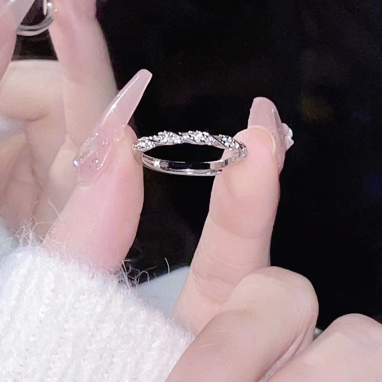 

Engaged in Love, This Broken Ring-shaped Female Exclusive Light Luxury Plain Ring with Twisted Opening Design Is A Charming Accessory.