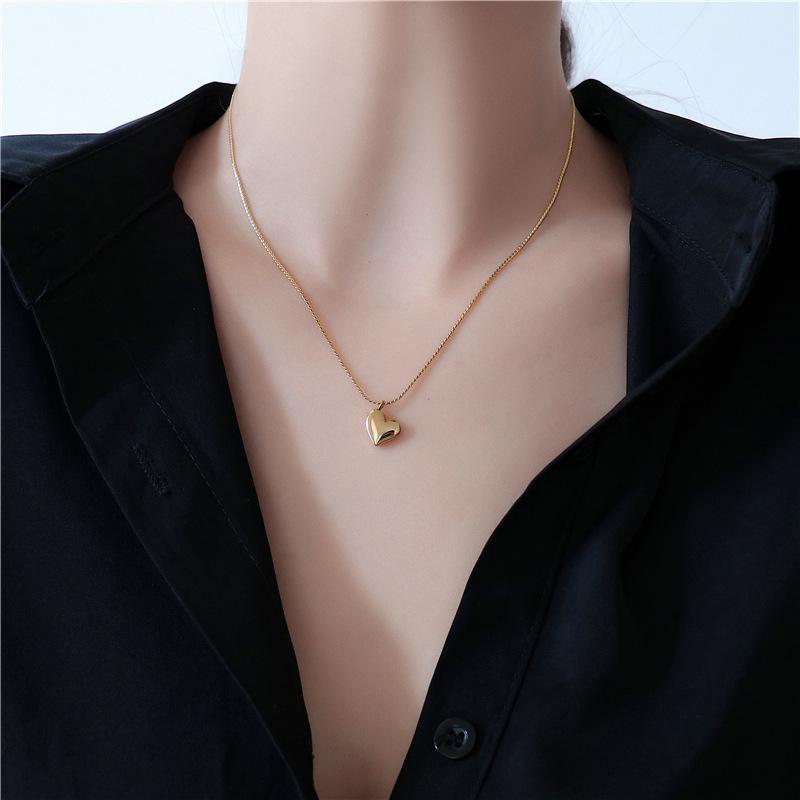 Korean Style Heart Pendant Necklace for Women - Elegant Clavicle Chain with a Fashionable, Unique Design.