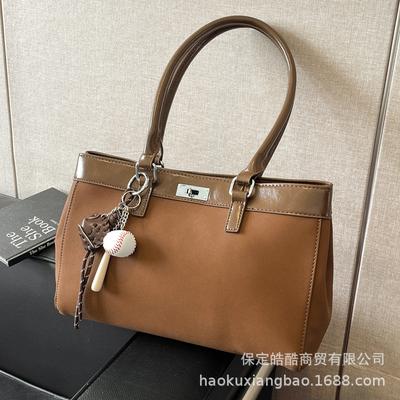 Large-capacity Commuter Tote Bag Women's 2025 New Autumn and Winter Retro Shoulder Bag Retro Going Out Hand Bag