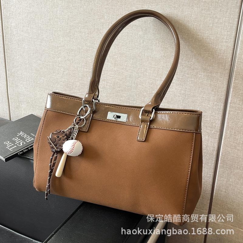 Large-capacity Commuter Tote Bag Women's 2025 New Autumn and Winter Retro Shoulder Bag Retro Going Out Hand Bag