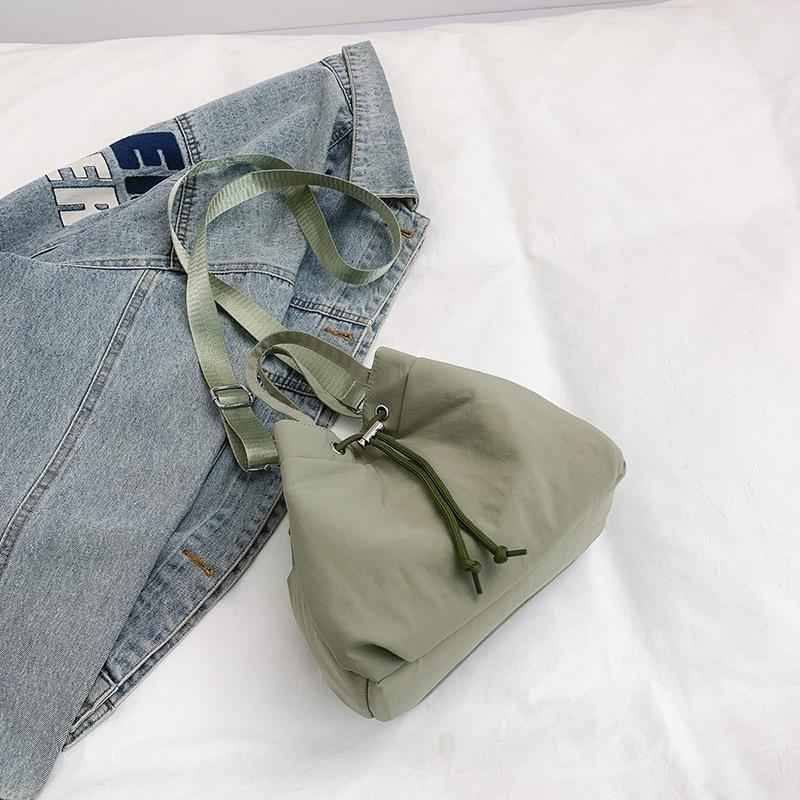 

Large-capacity underarm bag women s bag 2025 spring new simple solid color foreign trend casual shoulder bucket bag зелений