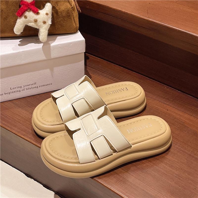 Stepping on shit feeling thick-soled cool slippers women's summer wear 2025 new Internet celebrity casual non-slip beach one-word sandals