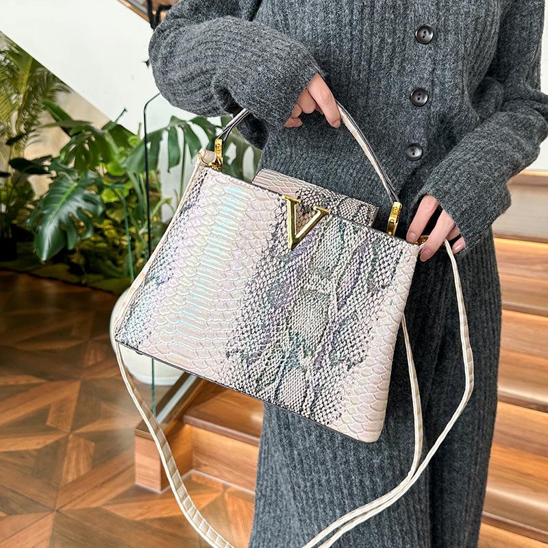 New high-end Capu snake pattern V lady bag portable shoulder women's bag