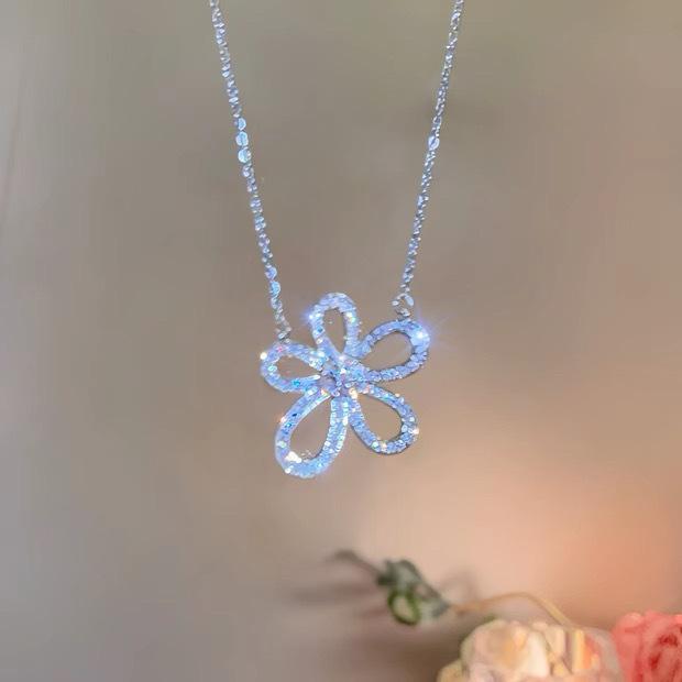 2026 Trendy Micro-Inlaid Zircon Five-Petal Flower Collarbone Chain, Light Luxury Niche High-End Decorative Necklace for Girls
