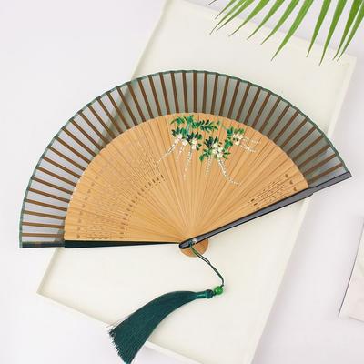 Éventail Pliant en Bambou Sculpté Élégant Éventail Pliant à Pompon Classique Éventail Pliant Style Chinois Cadeau pour Fille