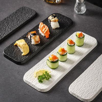 Siyah beyaz düz renk kaya desenli dikdörtgen tabak seramik uzun tabak Sashimi tabağı stok kalp suşi gereçleri