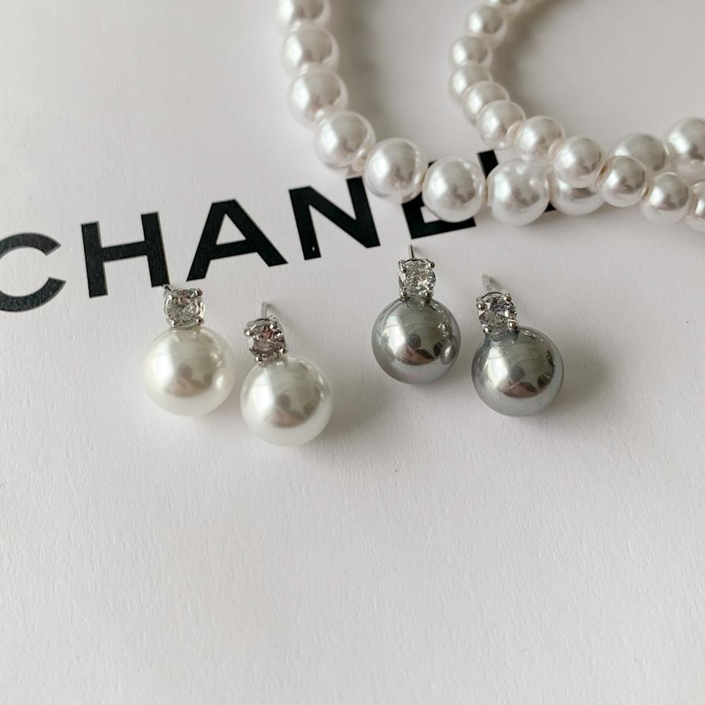 

Серьги-гвоздики кубической формы Blue City с шлифованным настроением, жемчужно-бело-серые, 2 цвета