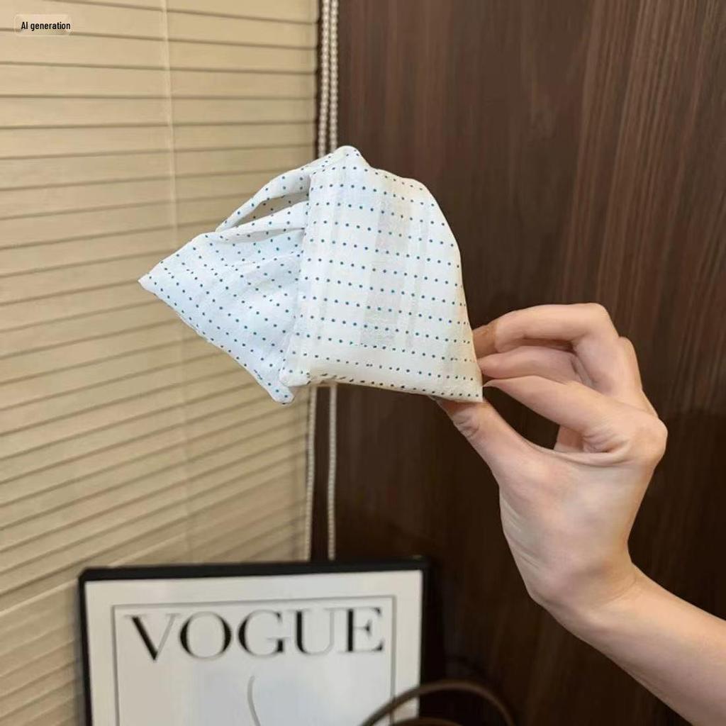 French Hepburn Style Polka Dot Triangle Hair Claw Clip - Fashionable High-End Updo Accessory