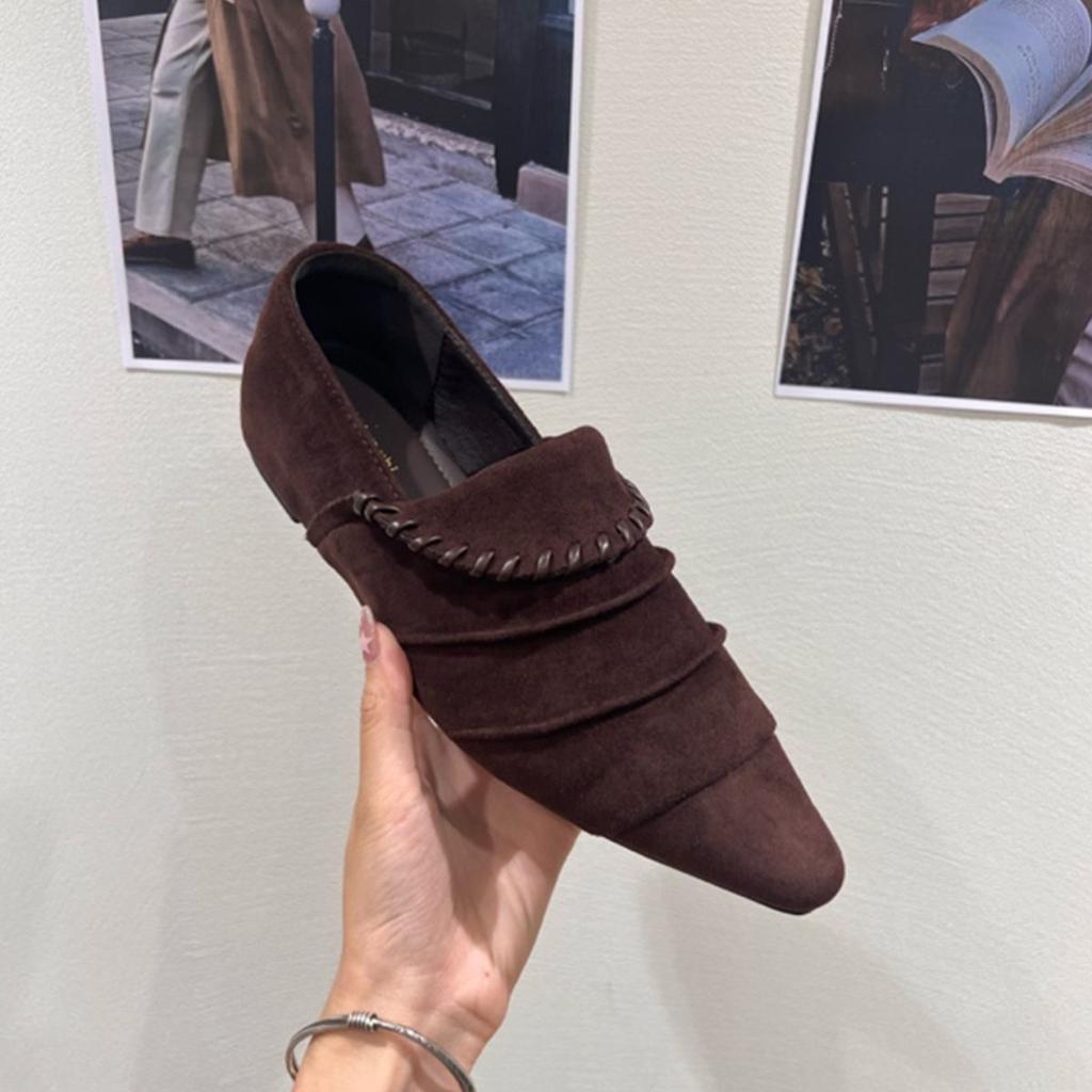 Otoño e invierno 2025 gran explosión suela blanda empalme color sólido boca oscura plisados zapatos individuales antideslizantes con falda zapatos versátiles puntiagudos