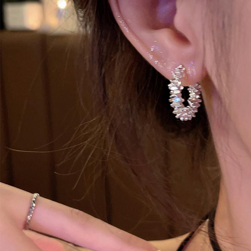 Vintage Twisted Wave Dangle Earrings Luxury C- Shaped Semicircle Drop Earrings Temperament Geometric Earrings Party Accessories