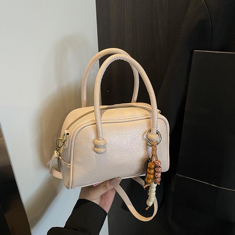 Niche design bag women's 2025 new autumn and winter versatile shoulder messenger bag Korean version ins portable pillow bag