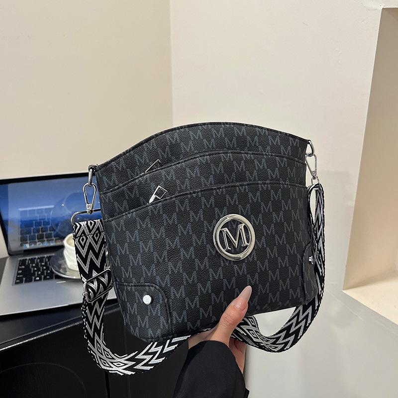 

Ретро повседневная простая универсальная модная сумка-мессенджер на одно плечо с широким плечевым ремнем, сумка большой вместимости с высокой текстурой и легкой роскошью чёрный