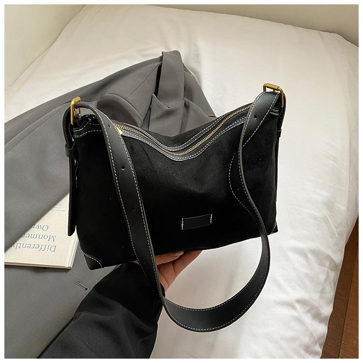 European and American large-capacity portable large bag suede commuter underarm bag women's new retro versatile shoulder messenger bag