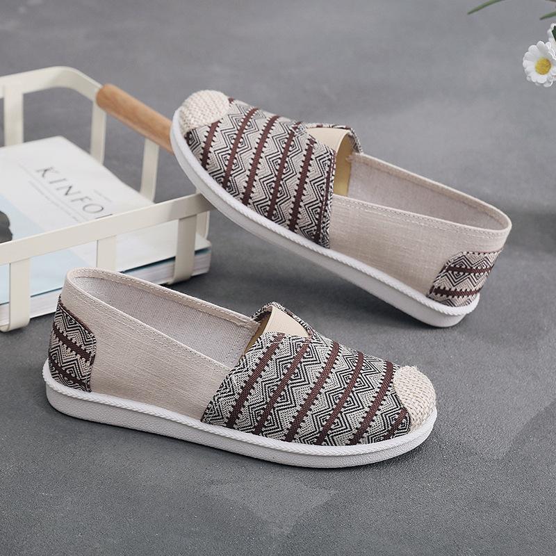 One pedal lazy fisherman shoes women's summer old Beijing cloth shoes middle-aged and elderly mother flat canvas casual shoes