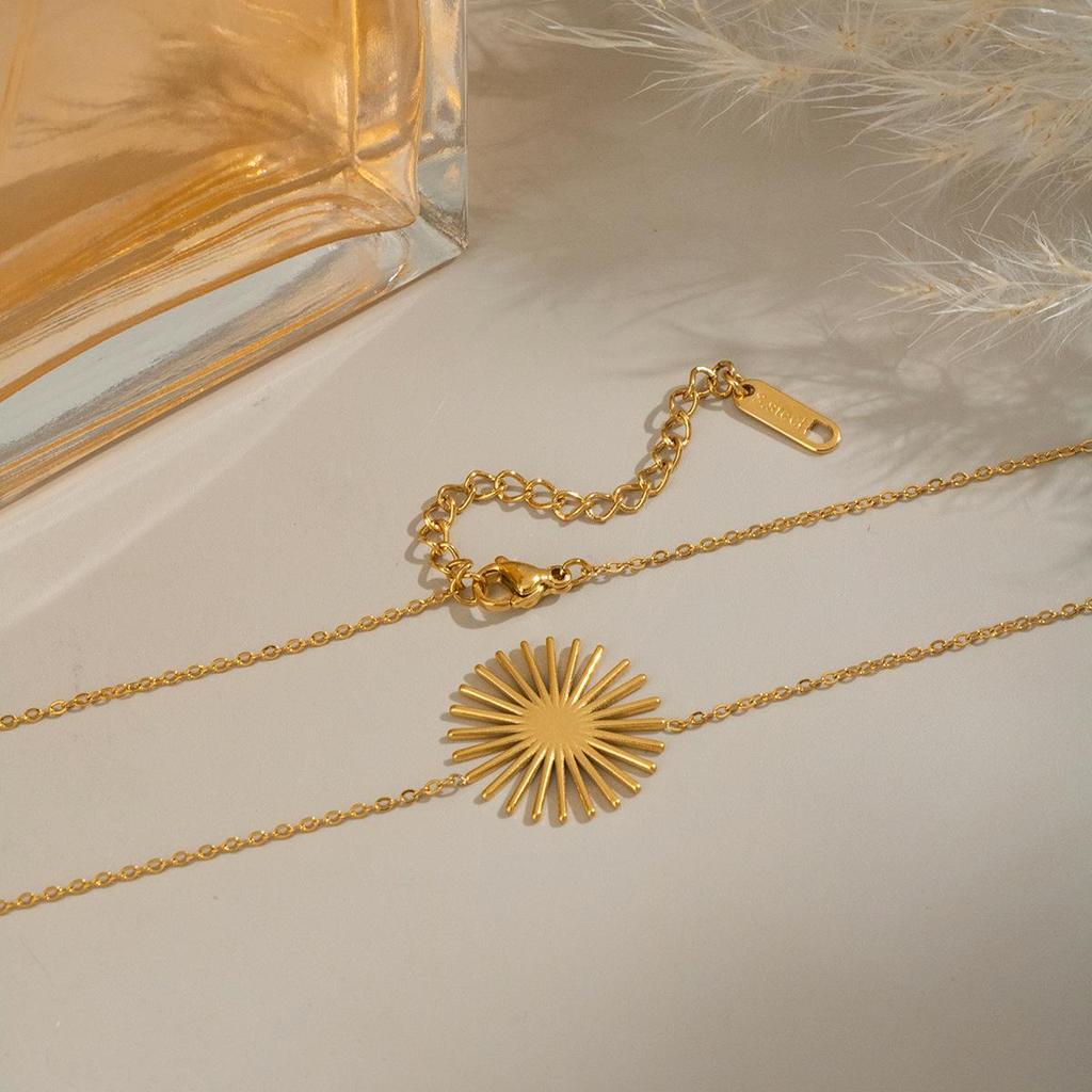 18K Gold-Plated Stainless Steel Minimalist Sun Pendant Necklace for Women - Non-Fading, Versatile Design