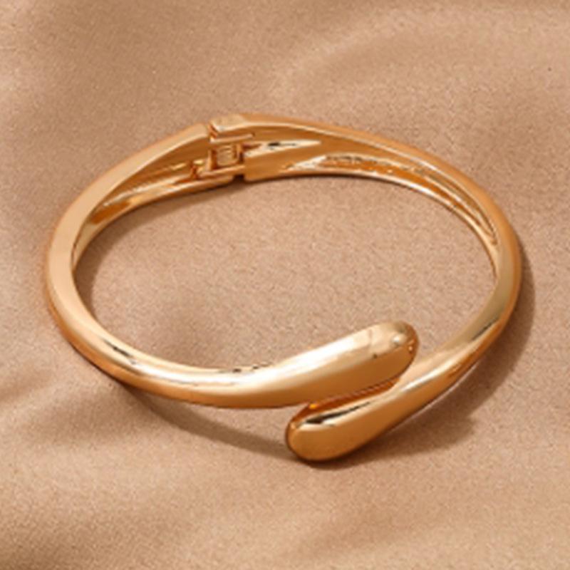 Ensemble de bijoux géométriques en métal chic: Bague, Collier Ras-du-cou et Bracelet pour Femme