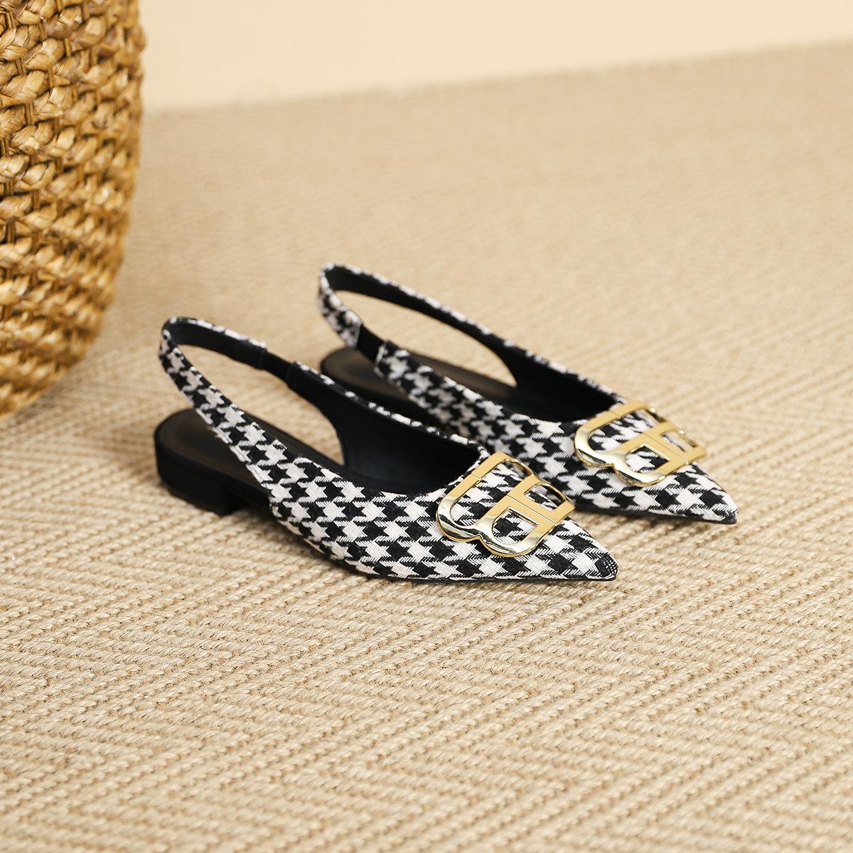 

238-2 Xiaoxiangfeng pointed flat-soled single shoes 2025 new French shallow mouth metal buckle low-heeled plaid single shoes women 40