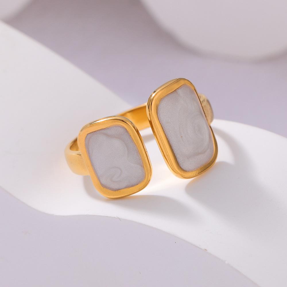 Anello in Acciaio Titanio Placcato Oro - Elegante Stile Ins da Donna con Sensazione di Alta Gamma e Design Semplice, Influenza Europea e Americana.