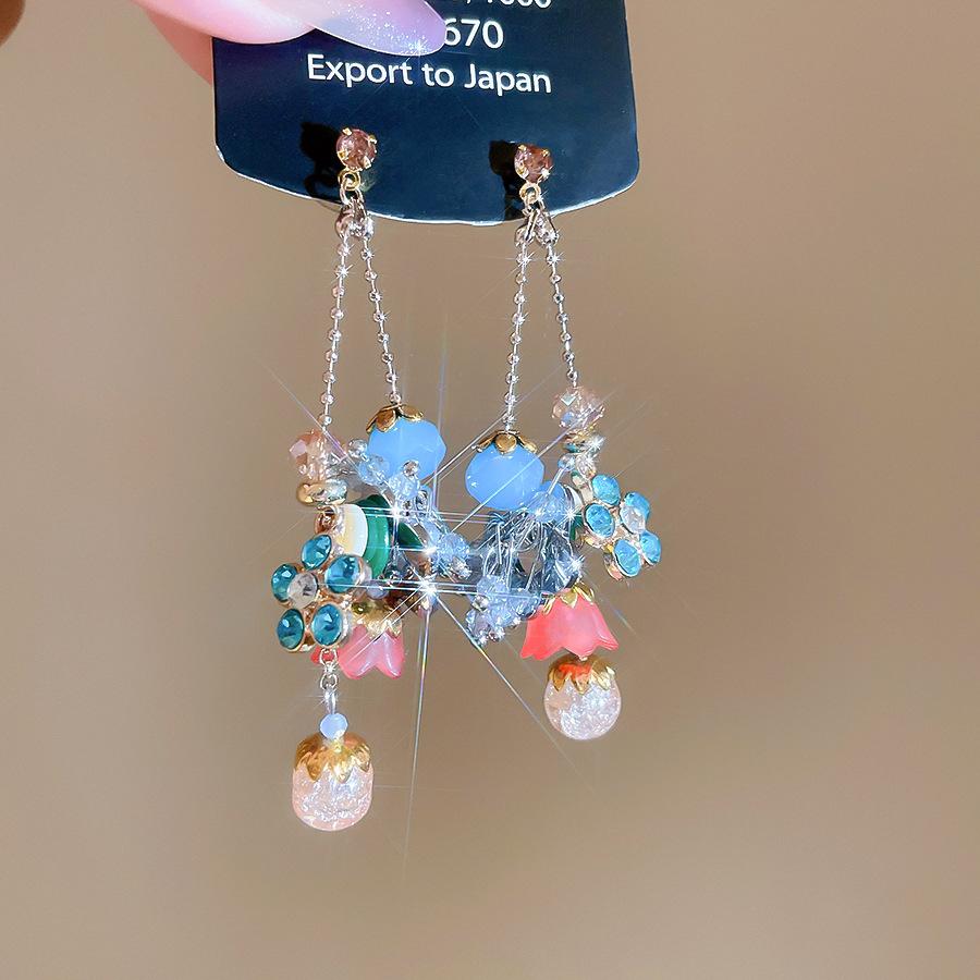 Diamond-encrusted crystal flower water drop fringed earrings, retro ethnic style earrings, light luxury and exquisite earrings.