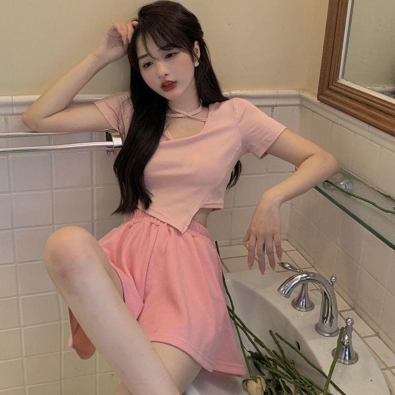 Trendiges pinkes Slim-Fit Asymmetrisches Top & Shorts Lässiger Sommeranzug für Damen