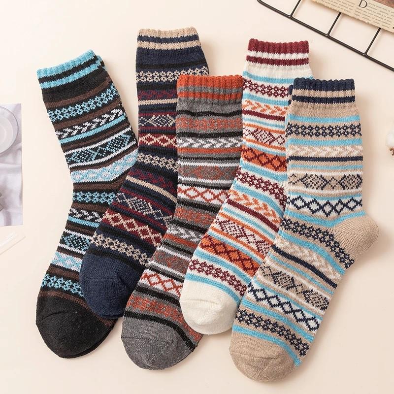 Women's Mid-Calf Reindeer Jacquard Wool Socks - Soft & Comfortable for Autumn and Winter