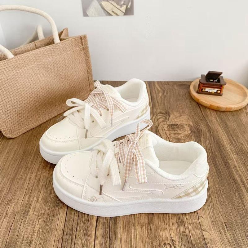 College-Stil Nische Lässig Vielseitige Board-Schuhe Damen Herbst Neu Dicke Sohle Hoher Wert Weiße Schuhe Brotschuhe