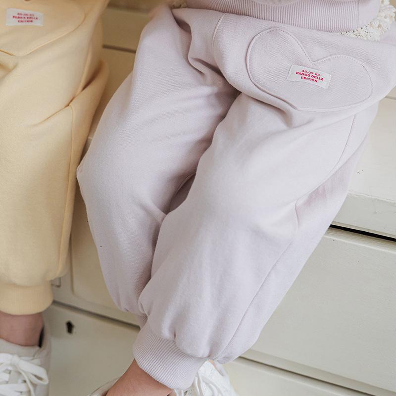 

Весна 2025 Корейский стиль Хлопковые брюки с карманом в виде клубничного сердца для девочек ясельного возраста - Мягкие, Спортивные, Повседневные и с манжетами. 90cm