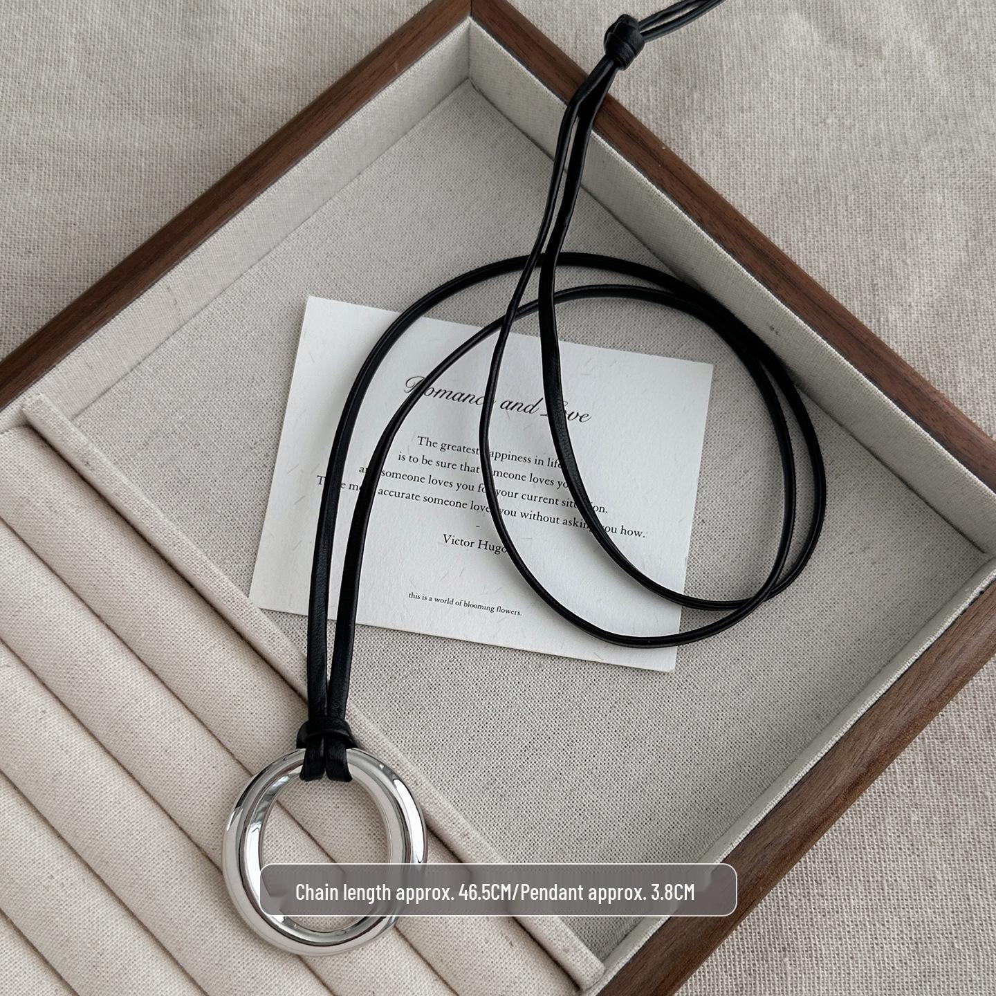 

Elegant Personalized Round Pendant Necklace for Women – Trendy, Versatile, and Stylish Influencer Accessory