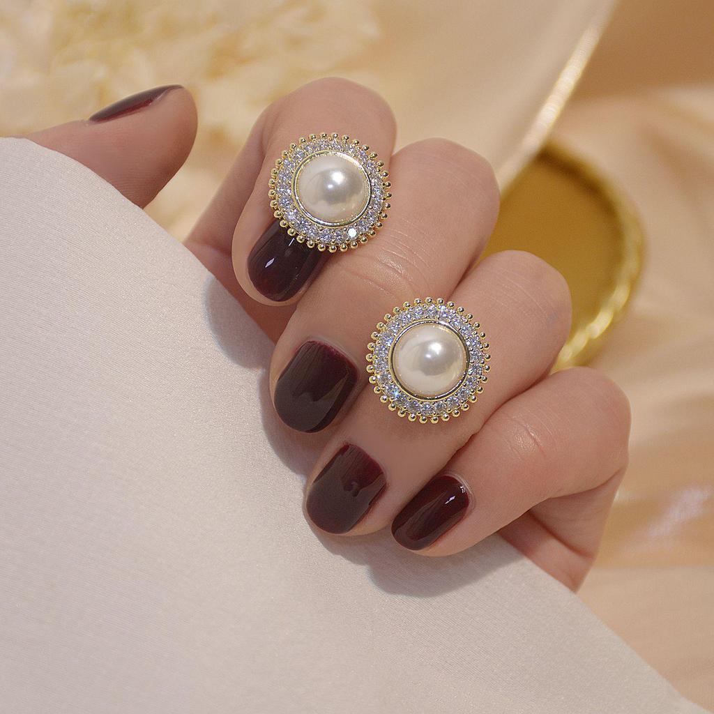 Boucles d'oreilles tendance haut de gamme en argent, cristal et perle 2023: Déclaration Exquise, Luxe Léger pour Femmes