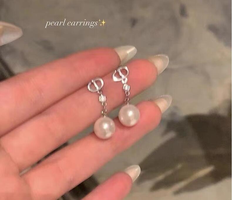 Koreanische Dongdaemun Geometrische Hängeohrringe mit Perlen - Trendige Accessoires für Frauen.
