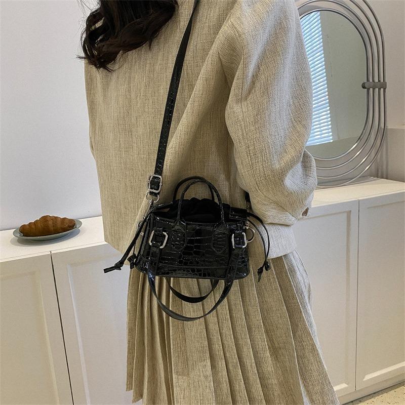 Niche design small bag women's spring new fashion simple hand bag casual commuter messenger bag women's bag