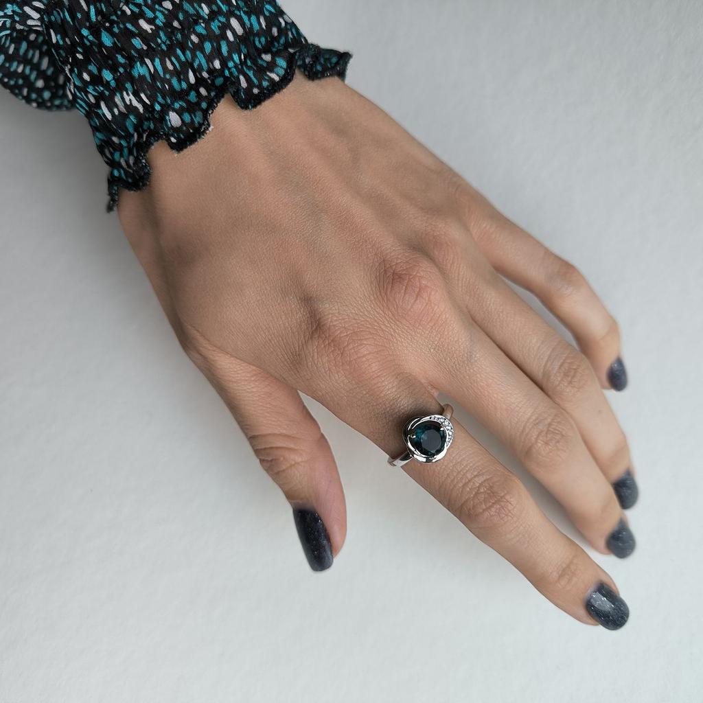 Серебряное кольцо с топазом Лондон Блю 1.091ct, фианитами, вес изделия 3,05 гр (2178026)
