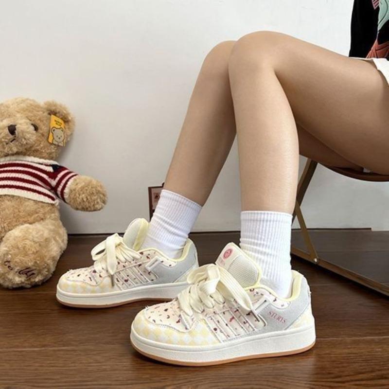 Original Cranberry Color Matching Platform Bread Shoes Female Cute Versatile Casual Board Shoes New Little White Shoes