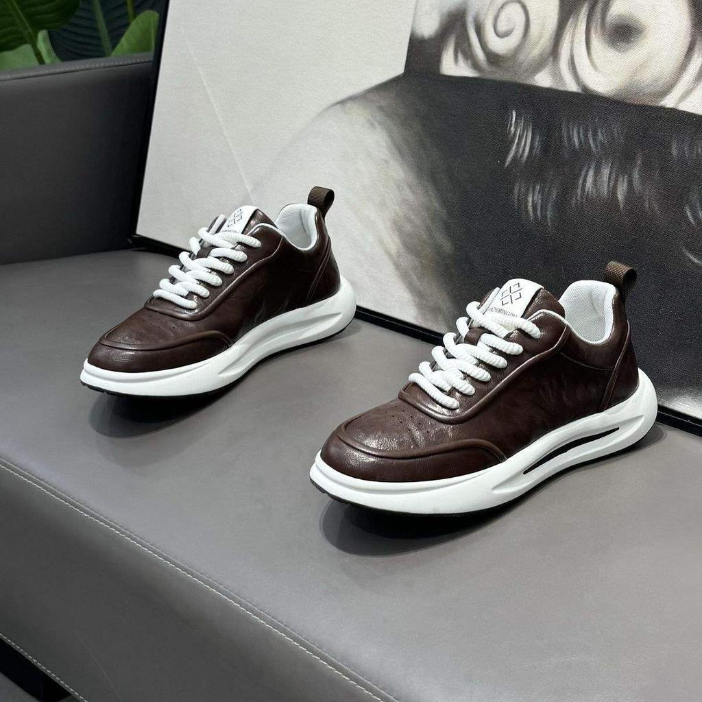Herrenschuhe 2025 neu Herbst Lederoberfläche einfarbig vielseitig Sport- und Freizeitschuhe weiche Sohle Höhenerhöhung Forrest Gump Dad Shoes Herren