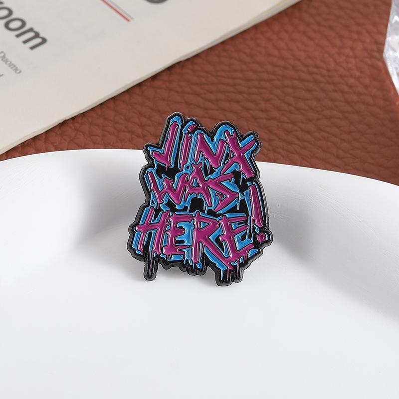 Jinx Var Här! Emaljnålar Anpassade Halloween Skräck Text Broscher Knappnålar Kläder Punk Gotisk Smycken Gåva för Vänner